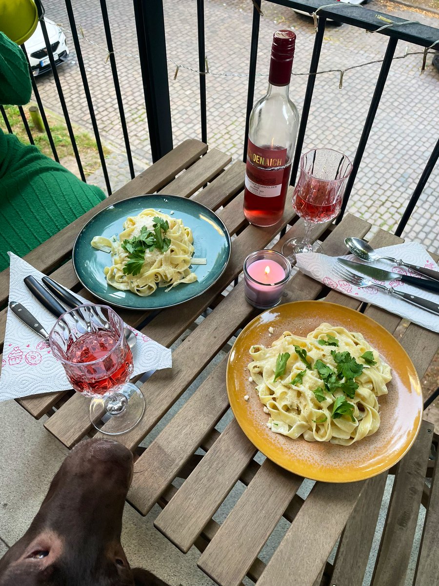 Vicky_pizza's tweet photo. Thanks for all the birthday wishes, had a great day 💕 flowers from Chicago and Fettuccine Alfredo with my best friend! 

Special thanks to @BrandonNINE for the Lego donation to support my addiction 🫶🫶🫶 https://t.co/Xv8F3Jw2bv
