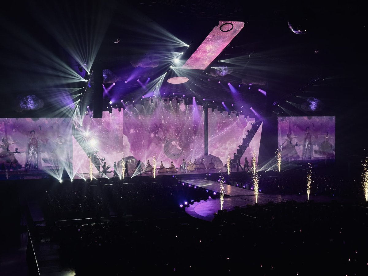 nammon_ktn's tweet photo. 💕💗💖💞💓
 #NuNew1stConcertDay2 https://t.co/XSeAGTzRRM