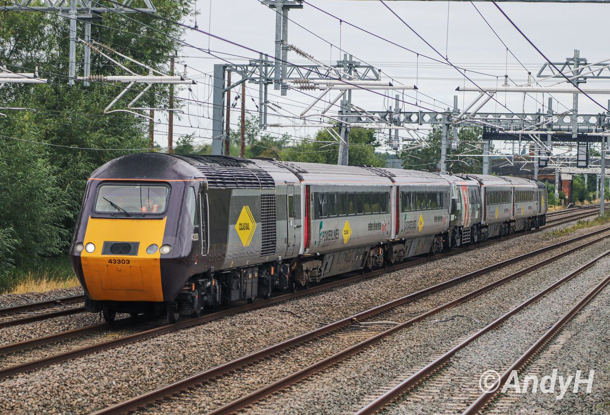holtona72's tweet photo. More test train action on the #MML this morning, @ColasRailUK #HST power cars 43303 & 43301 with 4x mk3 coaches & #Europhoenix 91117 pan up in the middle. Seen passing Isham, south of Kettering, with the first leg of 1Q90 Leicester LIP to Leicester LIP. #Colas 11/8/24 https://t.co/oNxNAX8Qms