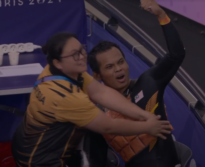 HelloBWJr26's tweet photo. SHAH FIRDAUS MASUK FINALS WEHH SHAH FIRDAUS OFFICIALLY ENTERED THE GOLD MEDAL RACE OMAIGOD!!!

LOOK AT HIM CELEBRATING WEHH LESGOOO https://t.co/EP7zn2AZJt