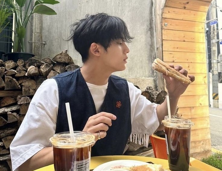 mingyuleftboob's tweet photo. mingyu is the type of boyfriend who takes you on café hopping during dates https://t.co/8kjfKinHFI