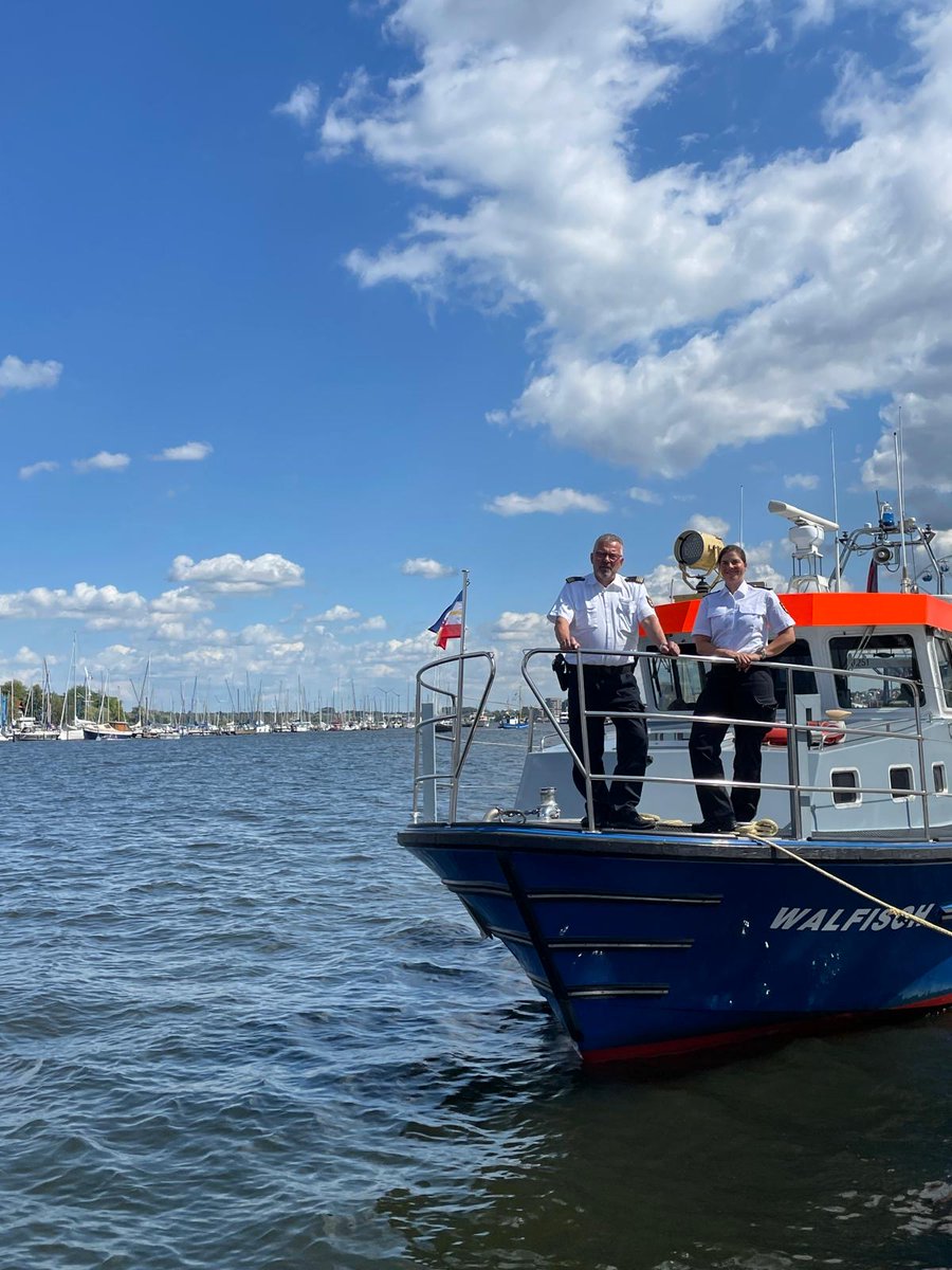Polizei_MV's tweet photo. Gestern hatte unser Kollege nach 39 Jahren bei der #Wasserschutzpolizei seine #letzteSchicht !
Wir sagen #Danke für 33x #HanseSail!
#Machsgut! #PolizeiMV #PolizeiHRO https://t.co/azdJBTT3qr