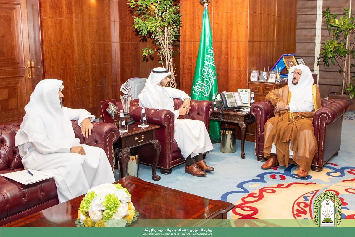 Saudi_Moia's tweet photo. استقبل معالي وزير الشؤون الإسلامية والدعوة والإرشاد الشيخ الدكتور عبداللطيف بن عبدالعزيز آل الشيخ، في مكتبه بمقر الوزارة في الرياض اليوم الأحد السابع من شهر صفر 1446هـ، سفير خادم الحرمين الشريفين المعين لدى جمهورية جنوب إفريقيا الأستاذ فيصل بن فلاح الحربي.

وفي مستهل اللقاء هنأ معالي الدكتور عبداللطيف آل الشيخ، "الحربي" على الثقة الملكية بتعيينه سفيراً للمملكة، سائلاً الله له العون في مهام عمله بما يحقق رسالة المملكة وقيادتها الرشيدة.

كما جرى ــ خلال اللقاء ــ تبادل الأحاديث الودية، إلى جانب مناقشة عدد من المسائل التي تعنى بخدمة العمل الإسلامي بمختلف مجالات.