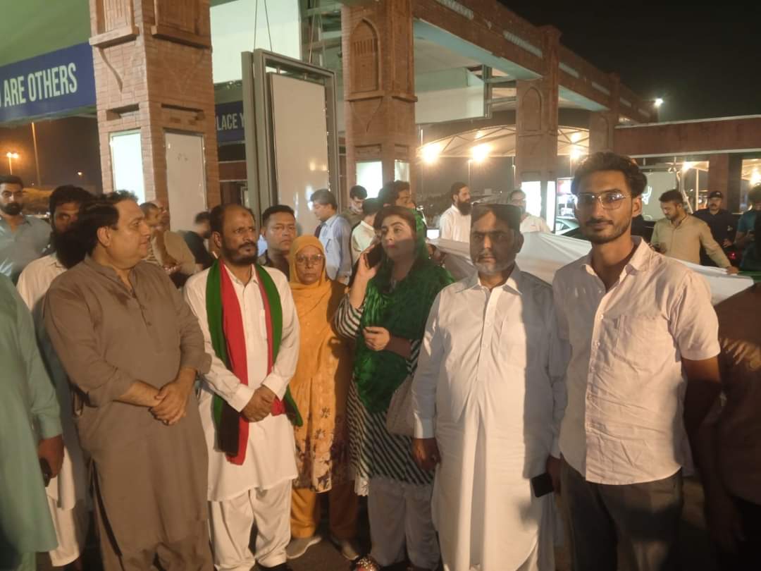 FaizaAhmedMalik's tweet photo. جنرل سیکرٹری پاکستان پیپلز پارٹی پنجاب حسن مرتضی کی قیادت میں پاکستان پیپلز پارٹی پنجاب اور لاہور نے انٹرنیشنل ائیر پورٹ لاہور پر پاکستانی ہیرو ارشد ندیم کا والہانہ استقبال کیا

جس میں تنظیمی عہدیداران، الائیڈ ونگز، ٹکٹ ہولڈرز اور کارکنوں نے بھرپور شرکت کی https://t.co/oHS87wOrsx