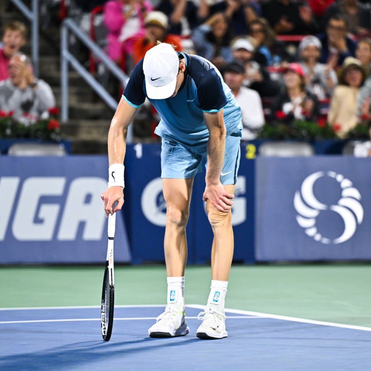UniversTennis's tweet photo. Jannik Sinner en conférence de presse après sa défaite au Masters 1000 de Montréal 🇮🇹

🗣️ : « Ma forme générale est loin d'être à 100 %. Je ne suis pas là où je voudrais être. Rublev a très bien joué, j'ai élevé mon niveau dans le deuxième set mais à ce jour je ne suis pas capable de le maintenir.

L'événement le plus important reste cependant l'US Open : faire des miracles d'ici à Cincinnati ne sera pas possible. L’objectif est d'être à nouveau à 100% à New York. »