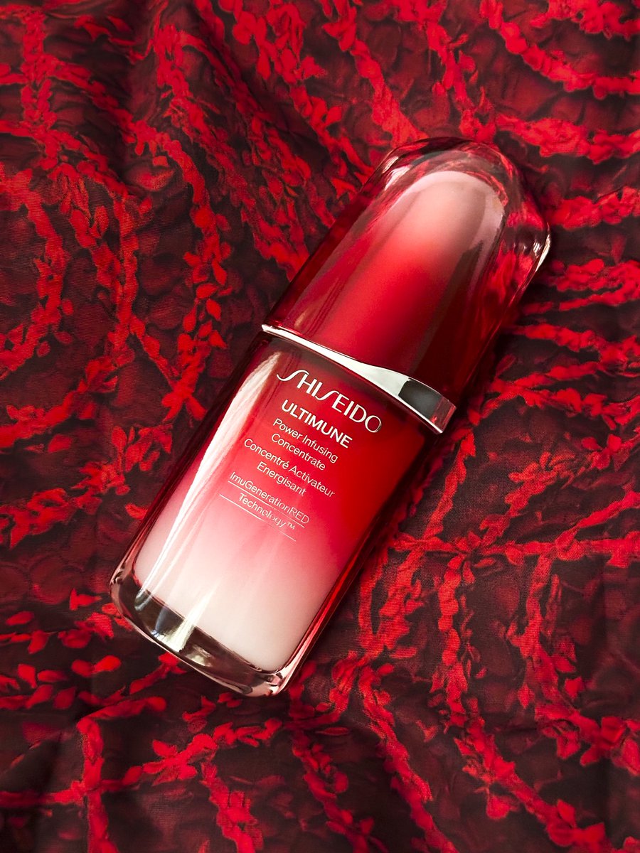 MalbecXVII's tweet photo. Shiseido Ultimune Power Infusing Concentrate Serum หรือที่หลายคนคุ้นชื่อย่อ ๆ กันว่า “เซรั่ม Ultimune” “ชิขวดแดง” ฯลฯ ได้กำเนิดขึ้นมาครบ 1 ทศวรรษแล้วทุกคน ในศุภวารดิถีอันมงคลนี้ บ้านแม่ที่ญี่ปุ่นเลยยอมคายข้อมูลหลังบ้านมาเพิ่ม (นิดนึง) ให้เห็นถึงความเป็นวิทยาศาสตร์สุดล้ำที่อยู่เบื้องหลังของเซรั่มขวดนี้มากขึ้น ในฐานะที่ Shiseido เป็นบ้านแสนรัก (แบบหยิกหลังเพราะอมดาต้าเก่งเหลือเกิน) ของเรา รวมทั้งเซรั่ม Ultimune เนี่ยเราก็ใช้เป็นเซรั่มยืนพื้นมาจนเลิกนับขวดละ ก็เลยไม่พลาดที่จะขอมาเล่าเรื่องราวความเป็นมาตั้งแต่สิบปีที่แล้วรวมถึงกลไกการทำงานในทางวิทยาศาสตร์ของเซรั่มขวดนี้ว่ามันทำงานยังไงบ้าง
 
เราก็ต้องเกริ่นก่อนว่าทางญี่ปุ่นอะ เค้าก็จะมีปรัชญาความงามในแบบของฝั่งญี่ปุ่น มีความเป็นตะวันออกมาก ๆ ปรัชญาของแบรนด์ Shiseido คือเค้าเชื่อว่าความงามมันต้องมาจากภายในก่อนแล้วถูกถ่ายทอดออกมาสู่ภายนอก เมื่อความงามมันเบ่งบานจากภายในออกมาภายนอกแล้วมันก็จะเป็นพลังบวกที่ส่งต่อให้ผู้อื่นและกลายเป็นพลังชีวิตที่ขับเคลื่อนทุกชีวิตให้ก้าวไปข้างหน้า เป็นพลังแห่งความงดงามที่จะนำพาไปสู่โลกที่สวยงามและน่าอยู่
 
คือมันออกแนวปรัชญาจ๋ามากอย่างที่เห็นซึ่งมันเป็นรากฐานที่นำมาสู่แนวคิดหลักในการทำเซรั่ม Ultimune นี่แหละ ซึ่งความงามจากภายในที่เค้ากล่าวถึงมันคือการมีพื้นฐานสุขภาพผิวที่ดี โดยการส่งเสริมระบบการทำงานภายในของร่างกาย ซึ่งก็คือ “ระบบไหลเวียนเลือด” และ “ระบบภูมิคุ้มกัน” เลือดคือสิ่งที่หล่อเลี้ยงชีวิตและเป็นสื่อกลางในการนำพาสารอาหารต่าง ๆ ไปสู่เซลล์ต่าง ๆ ในร่างกาย ในขณะที่ภูมิคุ้มกันคือสิ่งที่จะขจัดสิ่งที่ไม่ดีต่าง ๆ ออกไป ทาง Shiseido เลยเห็นว่าการที่เราบำรุงมุ่งเน้นไปที่สองจุดนี้จะช่วยให้ผิวเราดีขึ้นมาตั้งแต่รากฐาน พอการไหลเวียนเลือดดี เซลล์ต่าง ๆ ก็จะได้รับสารอาหารและออกซิเจนรวมทั้งตัวเซลล์ภูมิคุ้มกัน (เม็ดเลือดขาว) ได้อย่างทั่วถึง และพอภูมิคุ้มกันของผิวดีเราก็จะไม่แพ้อะไรง่าย ๆ นอกจากนี้ระบบภูมิคุ้มกันยังเกี่ยวข้องกับการกำจัดเซลล์ที่เสื่อมสภาพแล้วออกไป ทำให้ผิวดูอ่อนเยาว์อยู่เสมอ และก็เป็น anti-aging อีกกลไกนึงที่น่าสนใจ
 
Overall การใช้มันก็จะช่วยให้เลือดไหลเวียนได้ดีขึ้น ระบบภูมิคุ้มกันผิวทำงานดี ช่วยกำจัดเซลล์แก่ ๆ ออก ผิวฟื้นตัวดีขึ้น พอผิวแข็งแรงหน้าก็จะไม่แพ้อะไรง่าย ๆ พอพื้นฐานมันดีก็จะทำให้หน้าดูกระจ่างใส เรียบเนียน และยืดหยุ่น ฟังดูเบสิคจังเลย แต่เบสิคนี่แหละที่จะทำให้ผิวเราดีจากรากฐาน