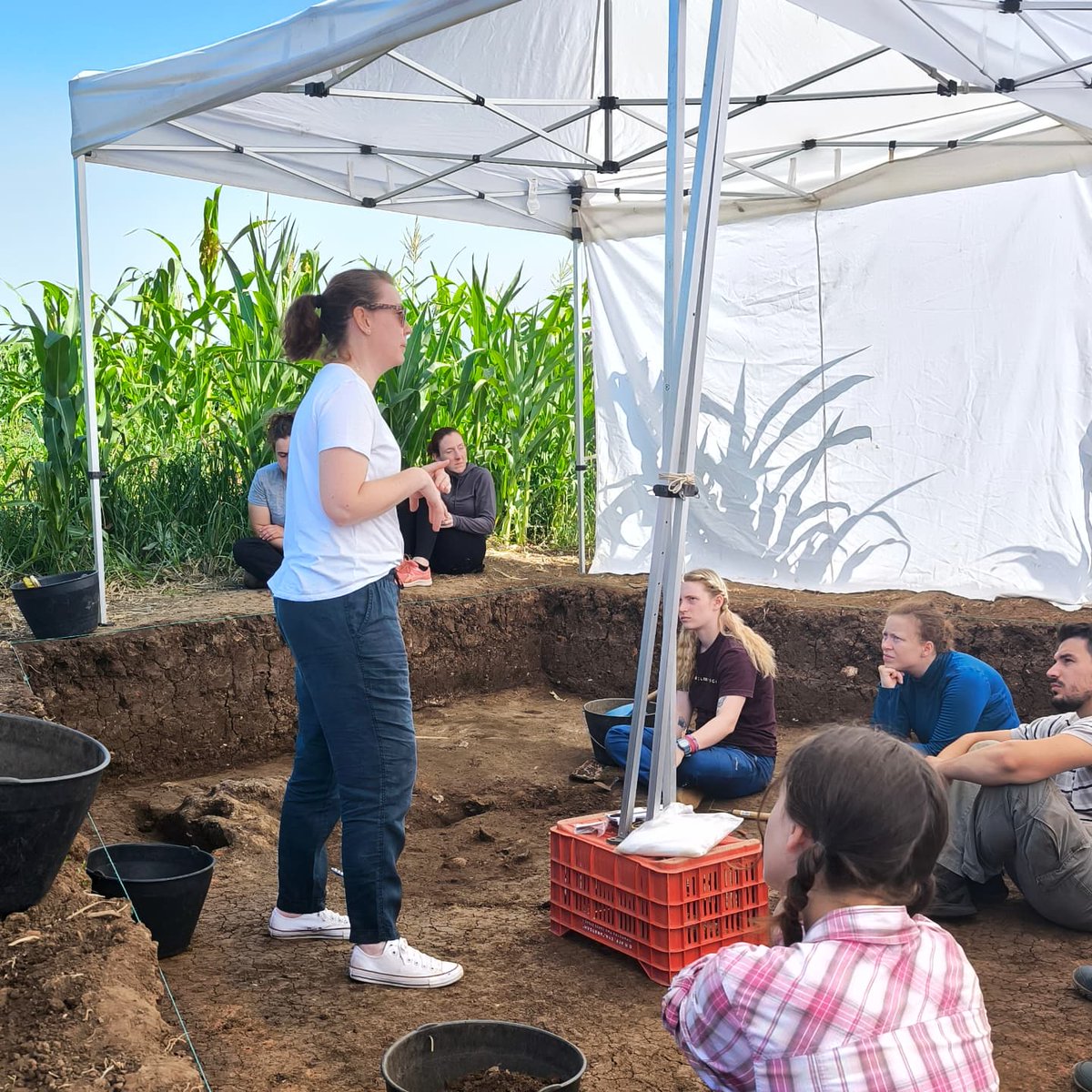Early field impressions and a small fieldlecture on soil sampling 🥰👏

#korca #neolithic #project #albania #international #excavation