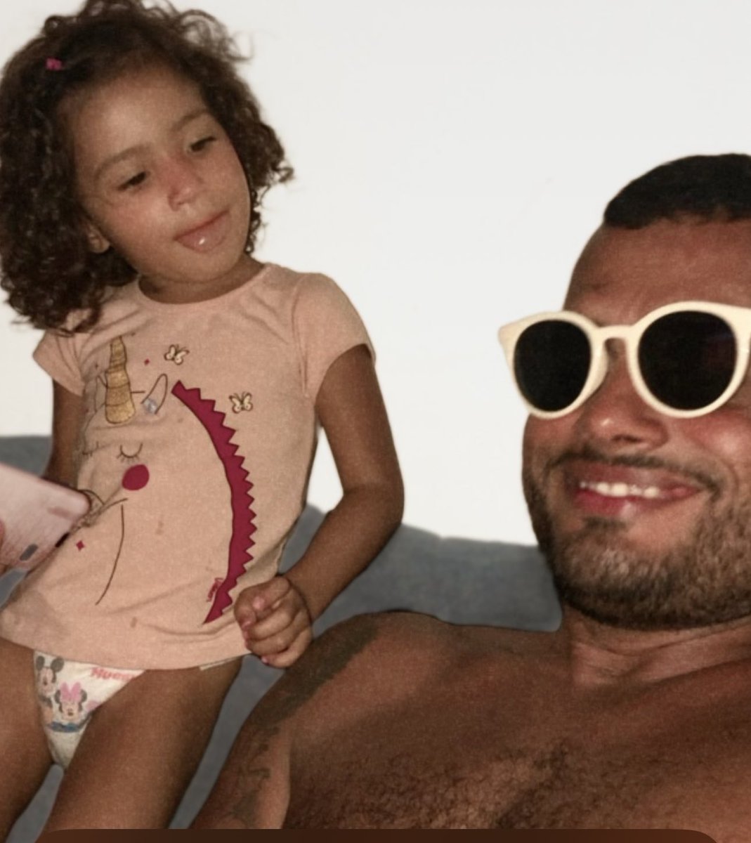 KecillenLima's tweet photo. Feliz dia do melhor pai que a vida deu pra minha filha 😭😭  que saudades meu amor 😭😭😭  exatamente 2 meses sem você, sem ouvir você me chamando de rainha sem ouvir a Luma gritando “ PAI POSSO IR COM O SENHOR?”  Por q ela vivia no seu pé pra onde você ia 😭😭 minha alma chora😭 https://t.co/FqKQO4T9j5