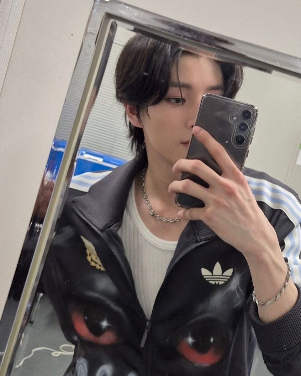 SlMHJAKE's tweet photo. I don't need anyone's approval to claim my throne as the mirror selfie king. https://t.co/VFbeJD2I5v