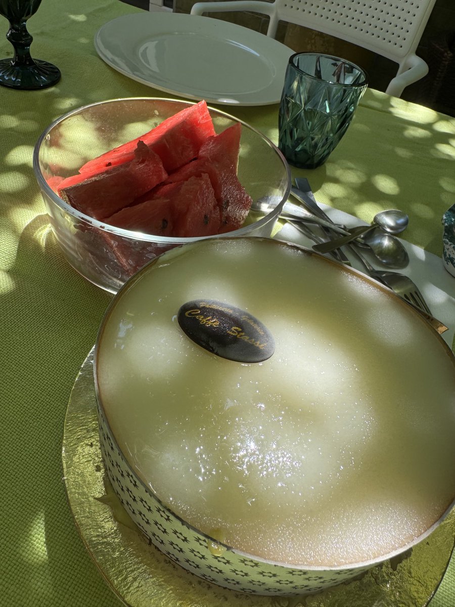 grifeo's tweet photo. Avete mai assaporato una torta rivestita con granita di limone e all’interno una mousse di limone?
A #Partanna c’è!!!
😋😋😋 https://t.co/8pDIwfpsb6