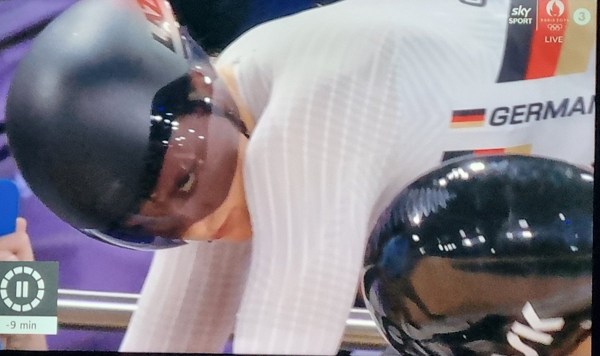 Holy, thats a stare and a half! Go <a href="/EllesseAndrews/">Ellesse Andrews</a> #cycling #Olympics2024Paris