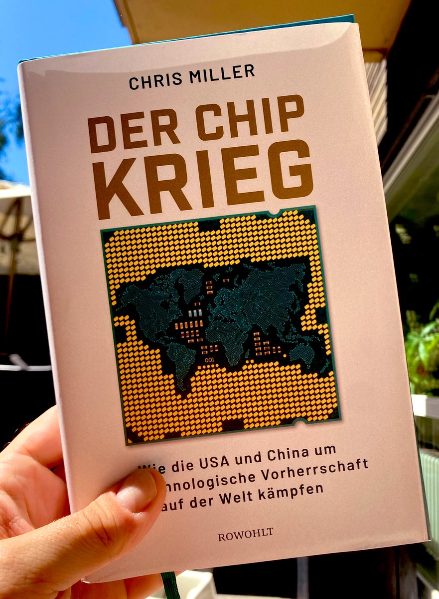 "Der Chip-Krieg" von Chris Miller bietet einen fesselnden Einblick in die geopolitische Bedeutung von Technologie. Ein packendes Werk, das den globalen Einfluss der kleinen, aber mächtigen Chips enthüllt. Pflichtlektüre für Tech- und Geschichtsinteressierte! #Tech #Geopolitik