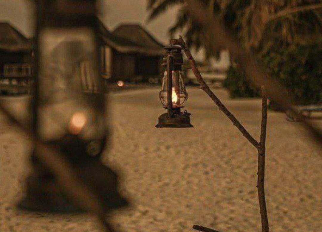 Dedim ya… Oturuyorum sadece… İyi ki etrafımda kalbimi tanıyanlar yok.