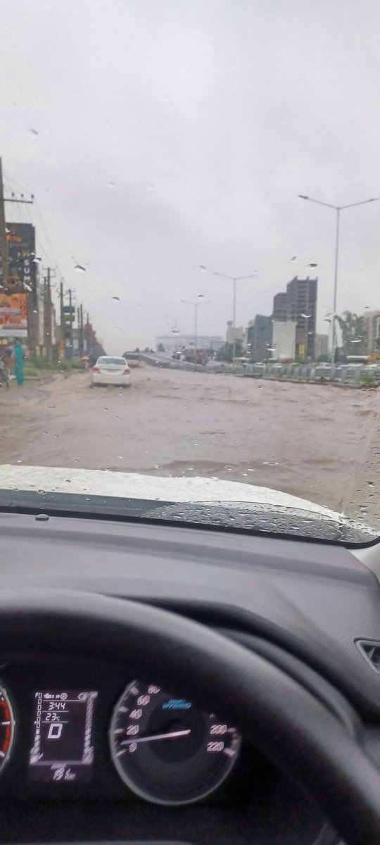 ankitamargupta's tweet photo. Terrible floods in zirakpur chandigarh border and tribune chowk. Zero accountability or preemptive action. Water level reaching suv windows and 2 hour traffic jam and no traffic police @ManishTewari @INCIndia . Nhai @NHAI_Official officials taking 5 years to complete a flyover https://t.co/fCRiylvkYf
