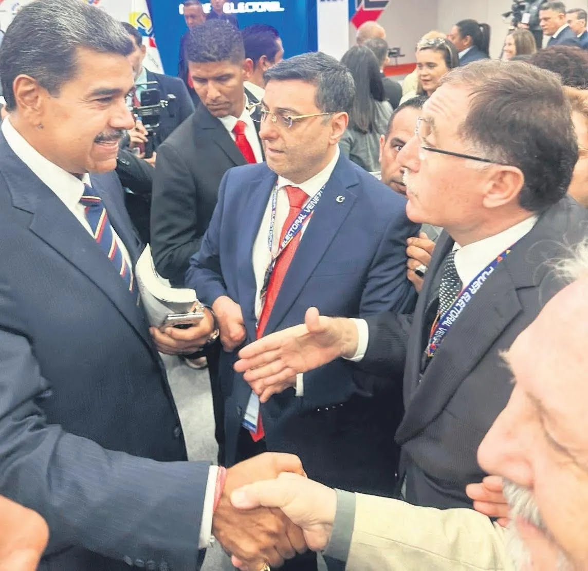 📍Venezuela Devlet Başkanı Nicolas Maduro, ülkesindeki cumhurbaşkanlığı seçimlerine gözlemci olarak katılan Türk heyetini "Selamünaleyküm" diyerek karşıladı. 

Maduro, Cumhurbaşkanı Recep Tayyip Erdoğan'a olan dostluğunu vurgularken, 
"Recep Tayyip Erdoğan benim ağabeyimdir. Çok