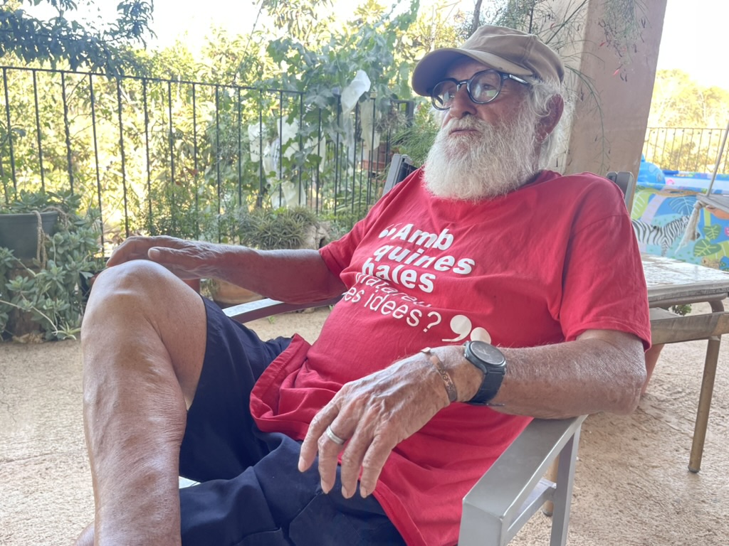 abennassar's tweet photo. He tingut l'oportunitat d'entrevistar a Pere Fons (Son Mesquida, 1938). Un dels nostres imprescindibles. Porqueret llogat a una possessió als 7 anys; capellà heterodox; seguidor de la teologia de l'alliberament; opositor als cacics botiflers de la nostra Fora Vila mallorquina; missioner a Perú i a la Cuba de Fidel Castro; admirador del Che Guevara i defensor de les revolucions sudamericanes... un personatge únic a l'església (i societat) mallorquina. 

Alguna de les seves frases:

"L'evangeli és comunista; i l'església és capitalista". 

"Catalunya serà independent. N'estic segur". 

"El Che em recorda a Aurora Picornell. Va dir als seus botxins que simplement matarien a un home. Ell sabia que quan el matassin es convertiria en símbol per tots els revolucionaris del món". 

"Me va canviar la vida assistir com a capellà al funeral de Joan March, "Verga". Obriren les portes principals de La Seu, i entraren per allà el féretre entre centenars de canonges i capellans, fent-li reverències i presidint el bisbe. Aquella no era la meva església. Vaig abraçar la teologia de l'alliberament i me'n vaig anar a Amèrica Llatina". 

"A on pensau que trobareu a Déu? als palaus episcopals, entre estores vermelles, o amb Jaume Santandreu, a Ca'n Gazá, entre els pobres... crec que la resposta és clara".

"En una ocasió, un capellà feixista, rector de Manacor, me va demanar "Pere, m'han dit que no creus en l'infern"; i jo li vaig contestar: "Intent pensar que l'infern no existeix, ja que, d'existir, vostè, senyor rector, hi cremarà tota l'eternitat". 

"Els capellans joves són els més reaccionaris. Es posen quantes casulles troben i, algun, fins i tot, torna a fer misses tridentines donant l'esquena al poble".

"El gran mal d'Amèrica Llatina és la colonització que pateix per part dels Estats Units". 

"Espanya va vendre Cuba als Estats Units quan ja la tenia perduda perquè no assolís la independència. Els dirigents corruptes espanyols cobraren el preu a París". 

"Fa molt que no vaig a Cuba, tot i que no deixen de convidar-m'hi. Seria anar-hi per fer turisme. Preferesc enviar-li el que costaria el viatge perquè comprin arròs...".

"Juníper Serra no es mereix ser Sant. Era un pater de l'exèrcit espanyol. Va col·laborar amb els crims de l'exèrcit espanyol en contra dels indígenes americans. Els seus coetanis conten com els seus pecats l'atormentaven, i desapareixia durant llargs períodes...".

"No s'ha de tenir por a la mort. El cos és la clovella de l'ànima...".