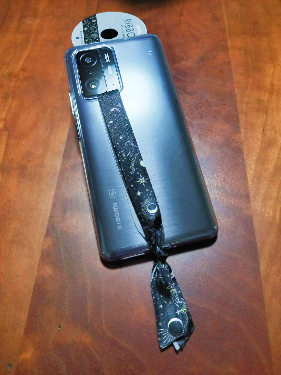 mai_1028's tweet photo. とりあえず持ち歩き用として付いてたカバーにセリアのリボンでスマホバンド作成。安定感よこんにちは。
#Xiaomi #11Tpro https://t.co/PgKhqWXctq