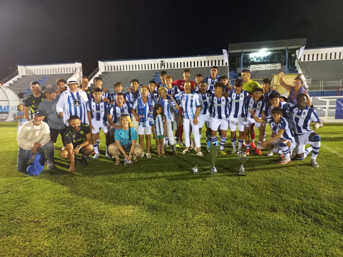 RealSociedad's tweet photo. 🏆 La Real, campeón del I Torneo U19 Bonita Cantepro disputado en La isla de La Palma este fin de semana tras vencer al CD Mensajero en semifinales y al Real Betis en la final (1-3). 

🤝 Muchas gracias a la @UDLP_Oficial por cedernos las instalaciones 🔝 

#Zubieta https://t.co/pOGkAbbiNH