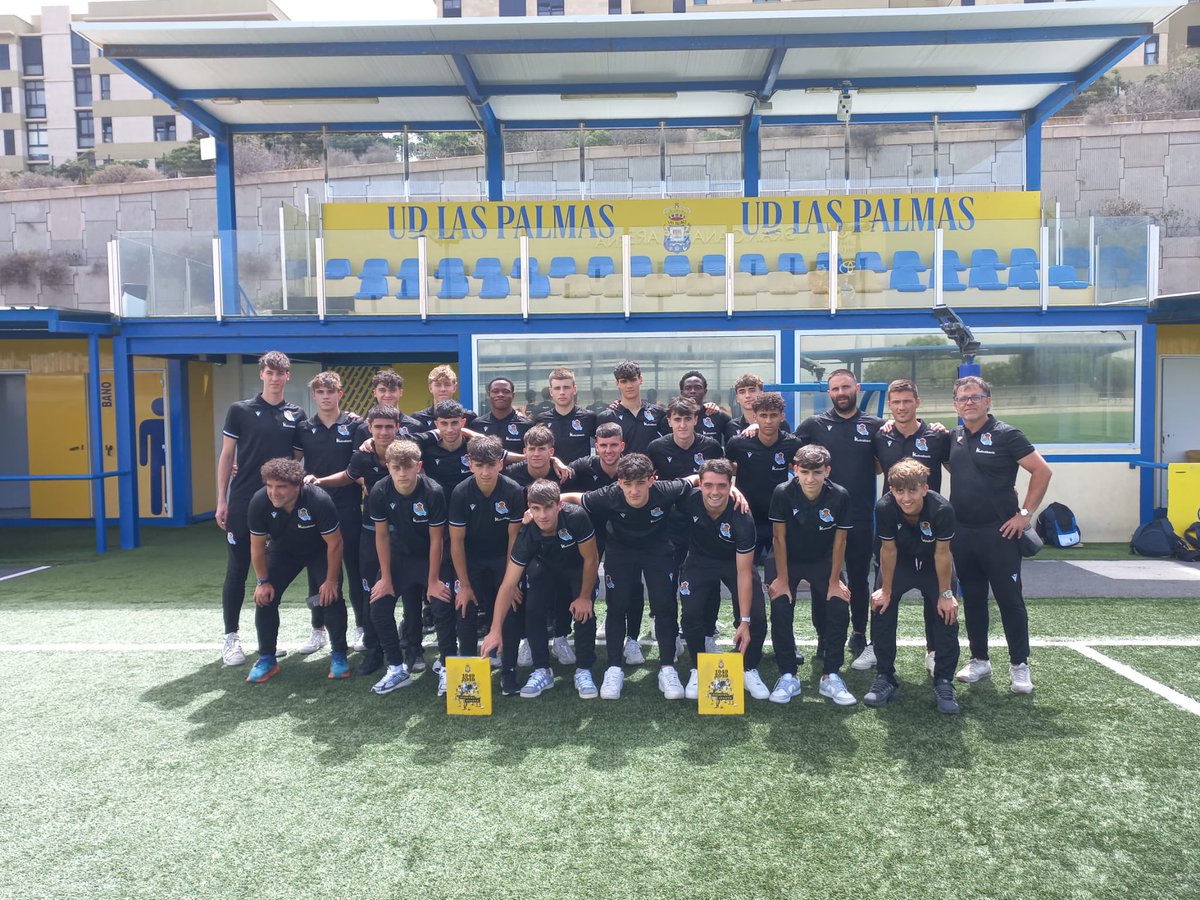 RealSociedad's tweet photo. 🏆 La Real, campeón del I Torneo U19 Bonita Cantepro disputado en La isla de La Palma este fin de semana tras vencer al CD Mensajero en semifinales y al Real Betis en la final (1-3). 

🤝 Muchas gracias a la @UDLP_Oficial por cedernos las instalaciones 🔝 

#Zubieta https://t.co/pOGkAbbiNH