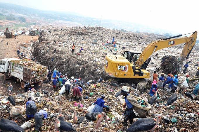 After the Kiteezi incident KCCA suspended dumping of garbage in the area. As of today KCCA is stuck with 5,000 tonnes of garbage on trucks and have no where to dump it. 
In the next few days there will be a crisis of garbage in the city. What can this gov't really do right?