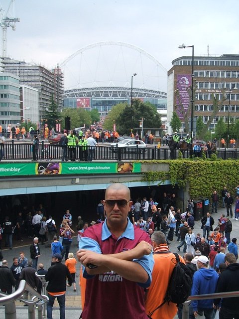 BullJet's tweet image. Gutted to hear of the passing of @Upton_Scar, Dave was a lovely bloke &amp;amp; a great laugh. I remember him asking me to take this pic prior to the playoff final back in 2012, he may not look happy but he was buzzing I promise 😂
RIP Scar, you gave them a hell of a beating ⚒️❤️