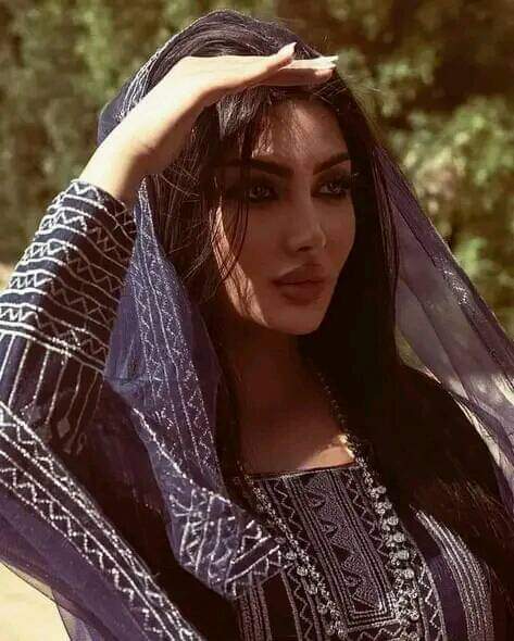 يا قاضي الحب أحگم بالذي بانا
منه الحديث وگن بالحق سلطانا

احببته وبودي لو يعاتبني
وازداد حبي ولهفي منه أشقانا

واليوم اشگو واشگو حبه علناً
وازداد حباً فليت الحب اروانا

يا قومي لا تحسبوا قلبي له حجراً
فالحب يعكس كل القول رضوانا
@