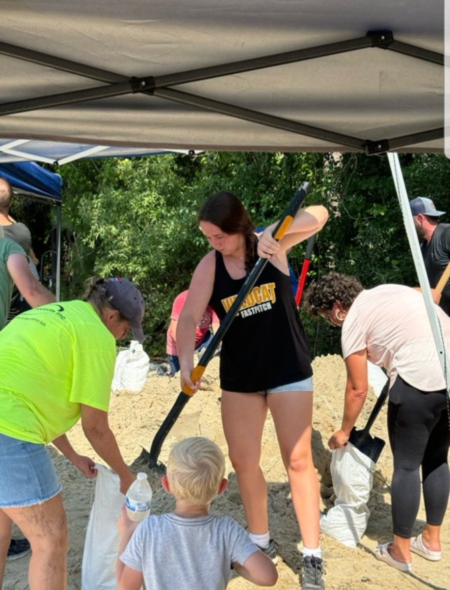 RHHSSoftball's tweet photo. Big shout out to these girls and their families for taking time out of their Saturday, filling sandbags for the flooding in our community. https://t.co/EzdFJXdEvv