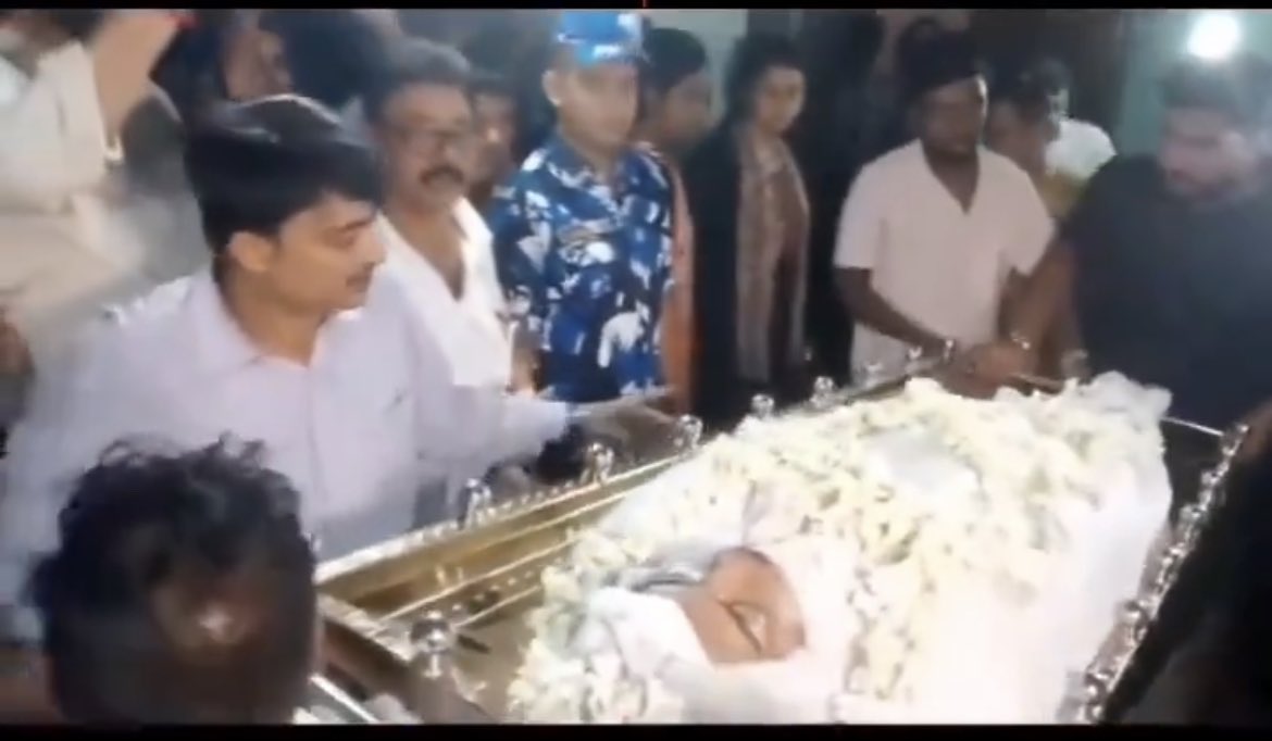 A doctor has been raped and murdered and only doctors are protesting and fighting for justice. 

Where are non medicos ?

Where are patients ?

What about other desh ki janta ?

Why is everyone else silent?????

#RGKarMedicalcollege
