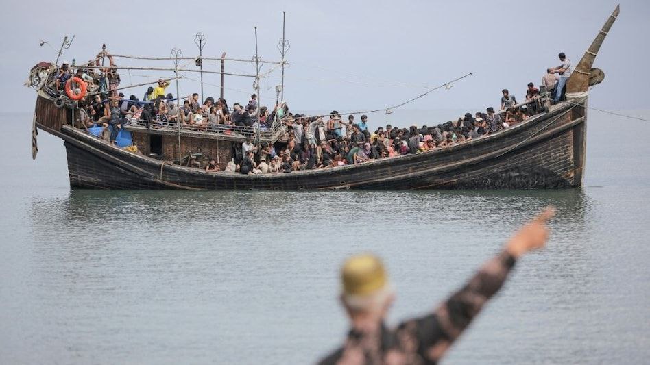 NewsAlgebraIND's tweet photo. BIG NEWS 🚨 200 Rohingya Muslims have been kil*led with an "Unknown" drone strike, when they were trying to leave Myanmar for Bangladesh.

They were trying to enter Bangladesh amidst turmoil.

Rohingya activists blame Arakan Army of Myanmar for the attack. Arakan Army denies responsibility.