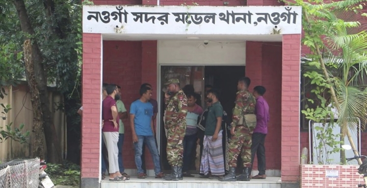 সেনাবাহিনীর নিরাপত্তায় নওগাঁর ১১ থানায় পুলিশের কার্যক্রম শুরু
