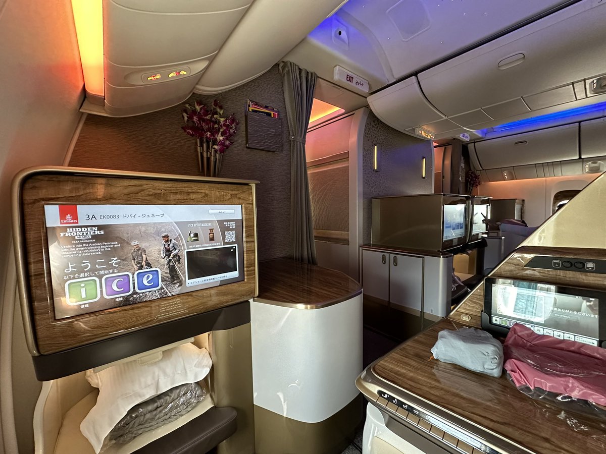 aviation_hotel's tweet photo. 【エミレーツB77W新型ビジネスクラス】
EK83🇦🇪ドバイDXB-🇨🇭ジュネーヴGVA
機体番号A6-EQH
就航日がまさかの直前に前倒しとなり、就航5日目の搭乗となりました😉
就航セレモニーもなく、
#SamChui
さんの登場もありませんでしたが、初便ハンターは何人かいる模様。
ちなみにエミレーツの777としては初のプレミアムエコノミー採用機材でもあります。
旧型ファーストの権威を保つ為か、新型ですが個室は採用されておりません。
常温のコーラも健在です🍹
777の旧型ビジネスに比べて占有面積が格段に広くなったのと、USB-Cが2つもあるのは🙆
#エミレーツ航空
#emirates