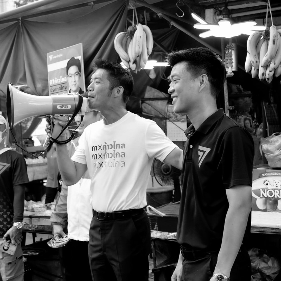 ม.112 ไม่ไช่ปัญหาของประชาชน หากแต่เป็นปัญหาของพวกล้มเจ้า คนปกติทั่วไปไม่มีใครเดือดร้อนเพราะ ม.112 มั่นใจว่าระดับเท้งคงเป็นได้แค่หุ่นเชิดปลายแถว ไม่น่ามีความรู้และวุฒิภาวะมากพอที่จะดีเบตกับคนเห็นต่างในประเด็น ม.112 เพราะขนาดพ่อทอนยังไม่กล้าดีเบต เก่งแต่ฟ้องปิดปากประชาชนที่เห็นต่าง