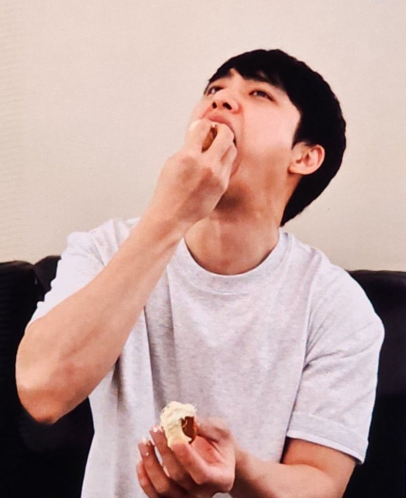 my_D12's tweet photo. 아 시발 두리안 접한 도경수

냄새 맡음 - 조심스레 먹어 봄 - 우걱우걱 - 입맛에 ㅈㄴ 잘 맞음 https://t.co/kbs4ezN03i