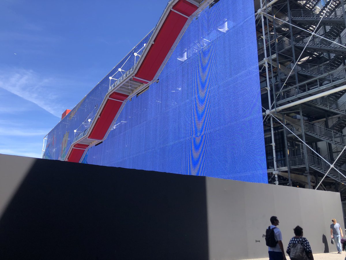 RAZATML's tweet photo. Paris,
Je m’interroge sur ces événements commerciaux. Ici les alentours du Centre Pompidou. Un célèbre équipementier sportif monopolise l’espace. Au grand dam des touristes et parisiens. 
Quelle est la priorité ? Art ou profit ? 
@CentrePompidou @MinistereCC @Anne_Hidalgo https://t.co/YEObRxiZRh