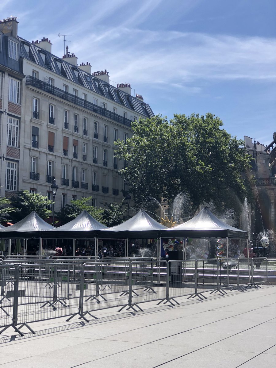 RAZATML's tweet photo. Paris,
Je m’interroge sur ces événements commerciaux. Ici les alentours du Centre Pompidou. Un célèbre équipementier sportif monopolise l’espace. Au grand dam des touristes et parisiens. 
Quelle est la priorité ? Art ou profit ? 
@CentrePompidou @MinistereCC @Anne_Hidalgo https://t.co/YEObRxiZRh