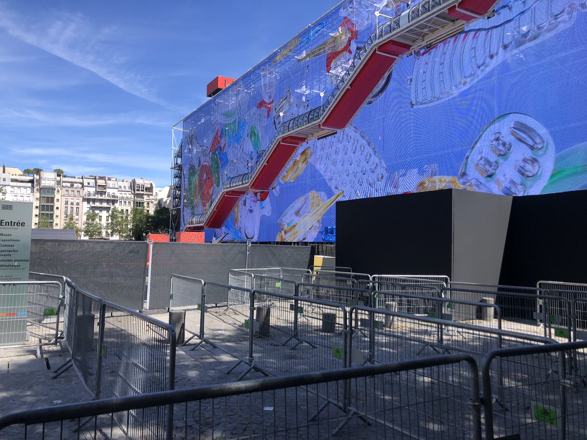 RAZATML's tweet photo. Paris,
Je m’interroge sur ces événements commerciaux. Ici les alentours du Centre Pompidou. Un célèbre équipementier sportif monopolise l’espace. Au grand dam des touristes et parisiens. 
Quelle est la priorité ? Art ou profit ? 
@CentrePompidou @MinistereCC @Anne_Hidalgo https://t.co/YEObRxiZRh