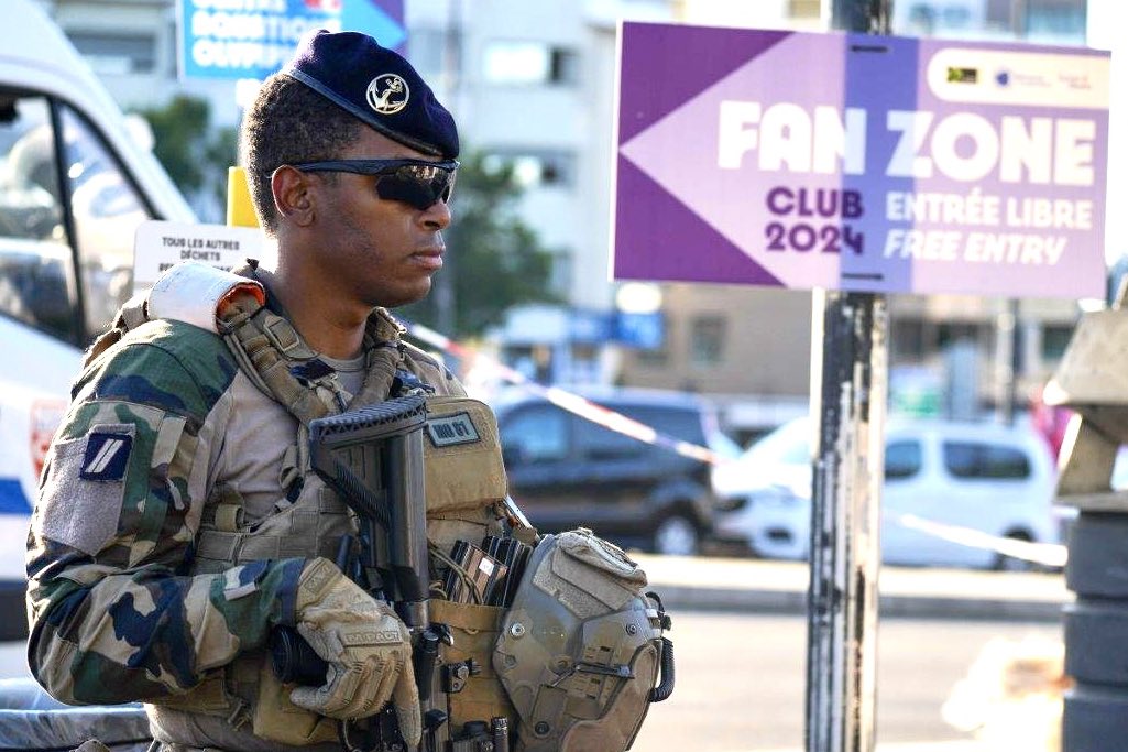 ZDS_Paris's tweet image. À quelques heures de la cérémonie de clôture des Jeux olympiques, les soldats de la force #SENTINELLE continuent leur mission de protection dans la capitale, autour des hubs de transport et des fan zones.

#ÀVosCôtés #JOPARIS2024