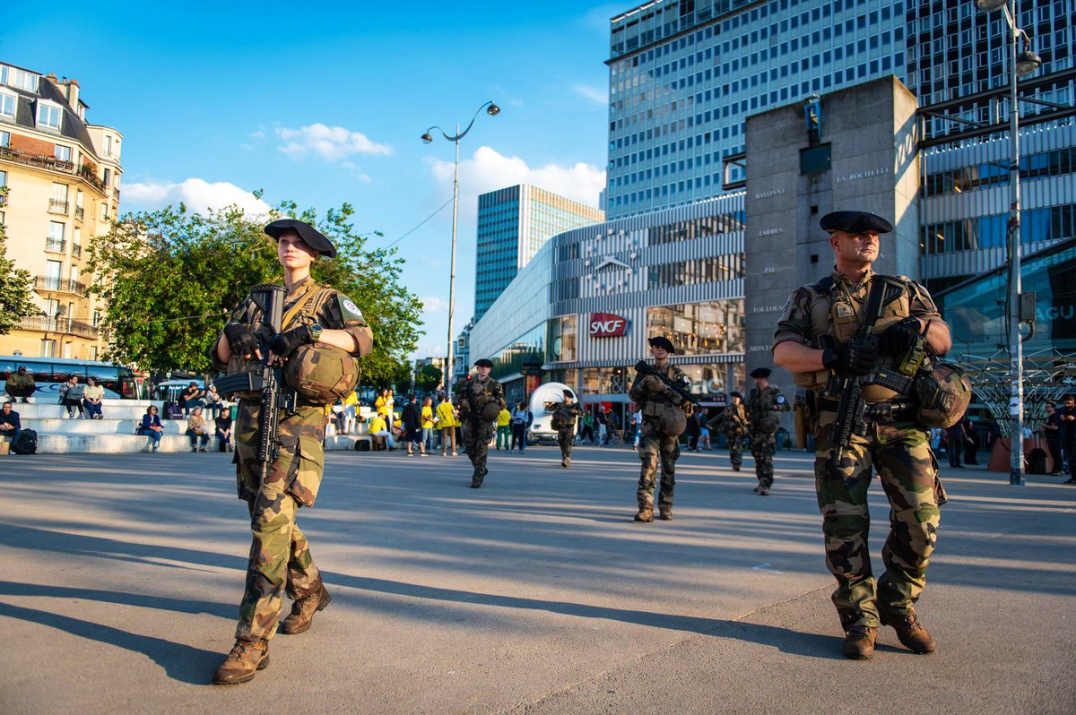 ZDS_Paris's tweet image. À quelques heures de la cérémonie de clôture des Jeux olympiques, les soldats de la force #SENTINELLE continuent leur mission de protection dans la capitale, autour des hubs de transport et des fan zones.

#ÀVosCôtés #JOPARIS2024