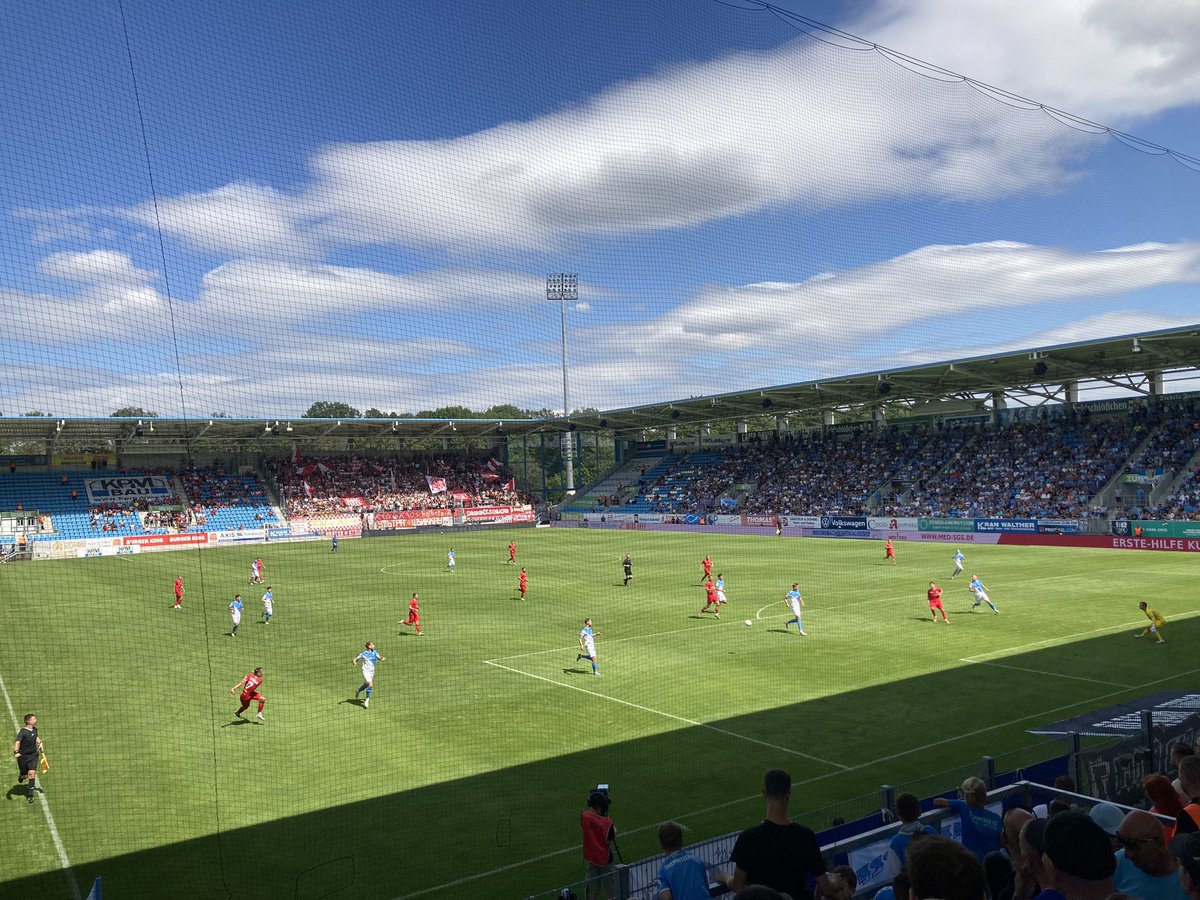 stadtbadbruehe's tweet photo. Heute wieder Champions League des Ostens. Diesmal Bezirksderby in Karl-Marx-Stadt zwischen dem FCK und der BSG Sachsenring. Hier steht’s 0:0. #CFCFSV https://t.co/e6M8fWiUjJ