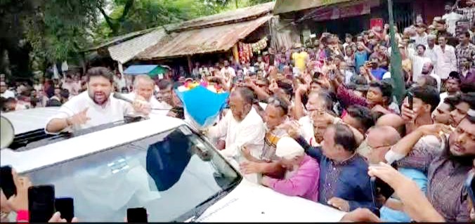 রাঙ্গুনিয়ায় উৎসুক মানুষের ঢল, হুম্মাম কাদেরকে এক নজর দেখার জন্য