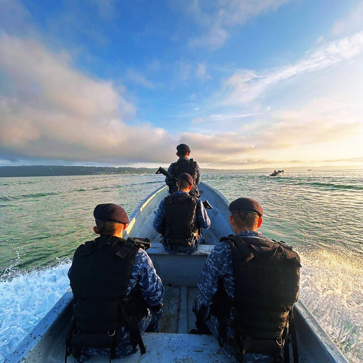 ¡Buenos días #Guatemala! 🇬🇹🫡

La tripulación de la Brigada de Infantería de Marina, inicia el día con la firme convicción de servir a la Patria.