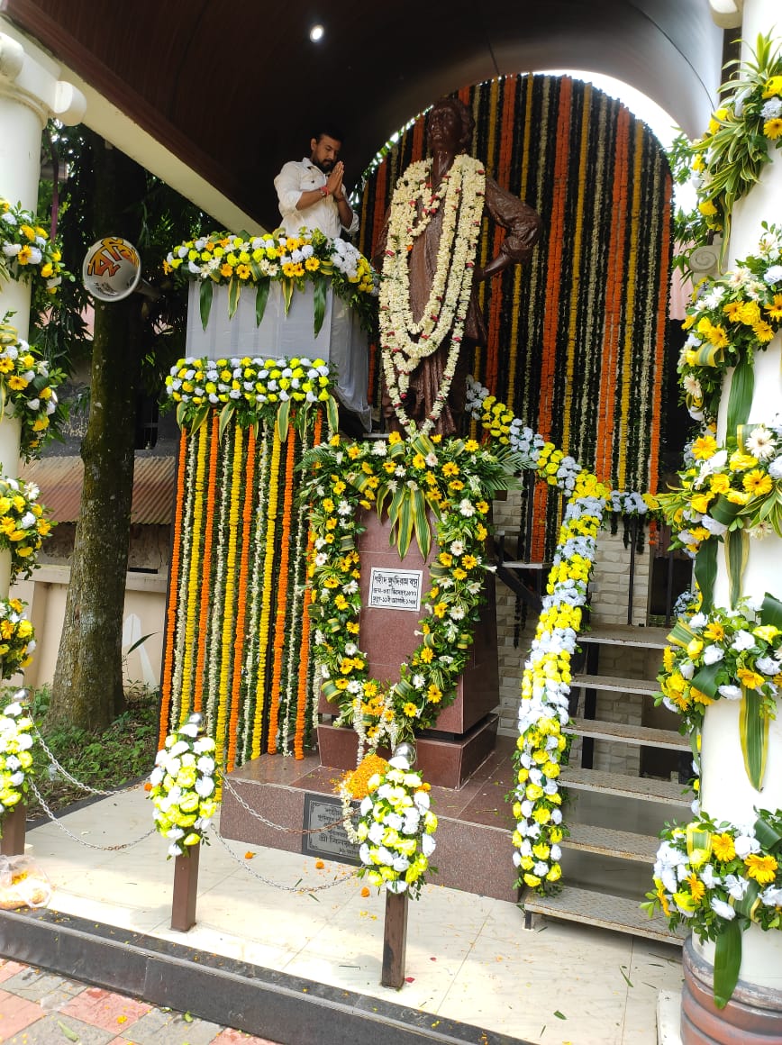 IYCWestBengal's tweet photo. Paschim Medinipur Youth Congress paid floral tributes to Shahid #KhudiramBose on his death anniversary, at his ancestral home.
📍Keshpur, Medinipur,WB. https://t.co/B8vFOCpsN2