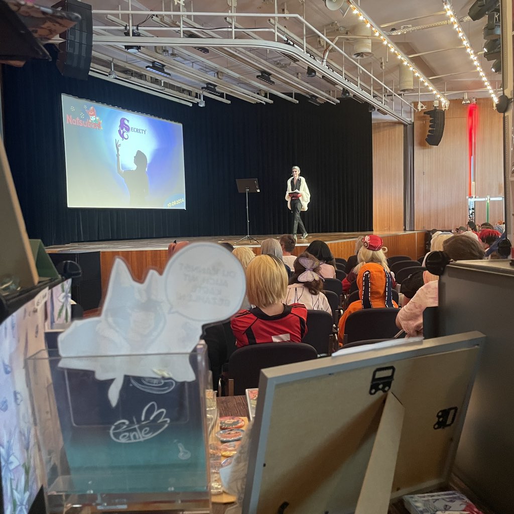 Die <a href="/Natsukon_ev/">Natsukon e.V.</a> ist vorbei und es war wirklich ein sehr schöner Tag. 
Ich bedanke mich bei jeden einzelnen der an meinem Stand vorbei gekommen ist.
Hier zeige ich euch die Commissions die ich zeichnen durfte, dass freut mich immer sehr wenn ich etwas für euch zeichnen darf. 💕