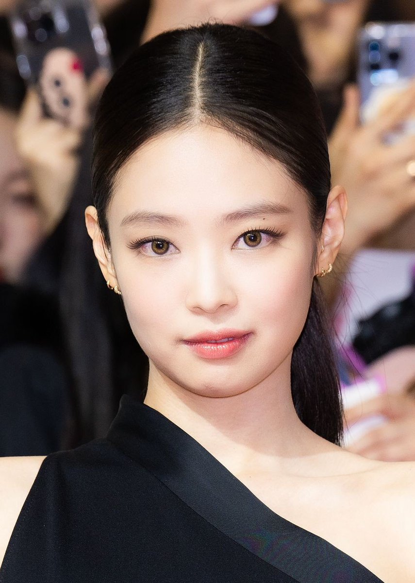 BuildOneMirai's tweet image. apakah kalian bisa melihat cinta besar di mata ku? #JENNIE