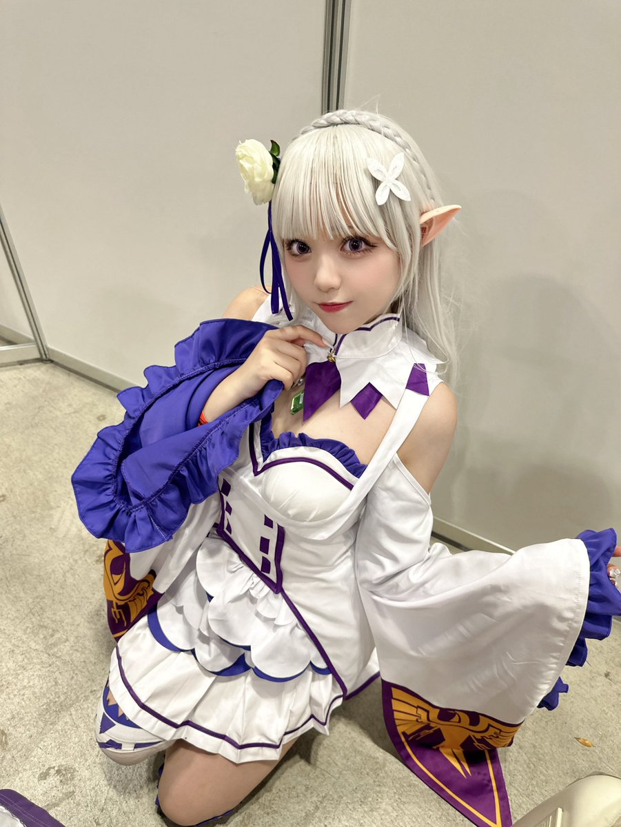 moe_Ux_xU_'s tweet photo. 初コミケ‼️初コスプレイベント‼️

エミリアで参加しました〜❄️🫧

色々無知で全然回ったり出来なかったけど、たくさんの人に撮ってもらえてほんとにほんとにたのしかったです^_ ̫ _^

今度またリベンジしたい🥺🤍

 #C104コスプレ #C104 https://t.co/2HguQHjnq4