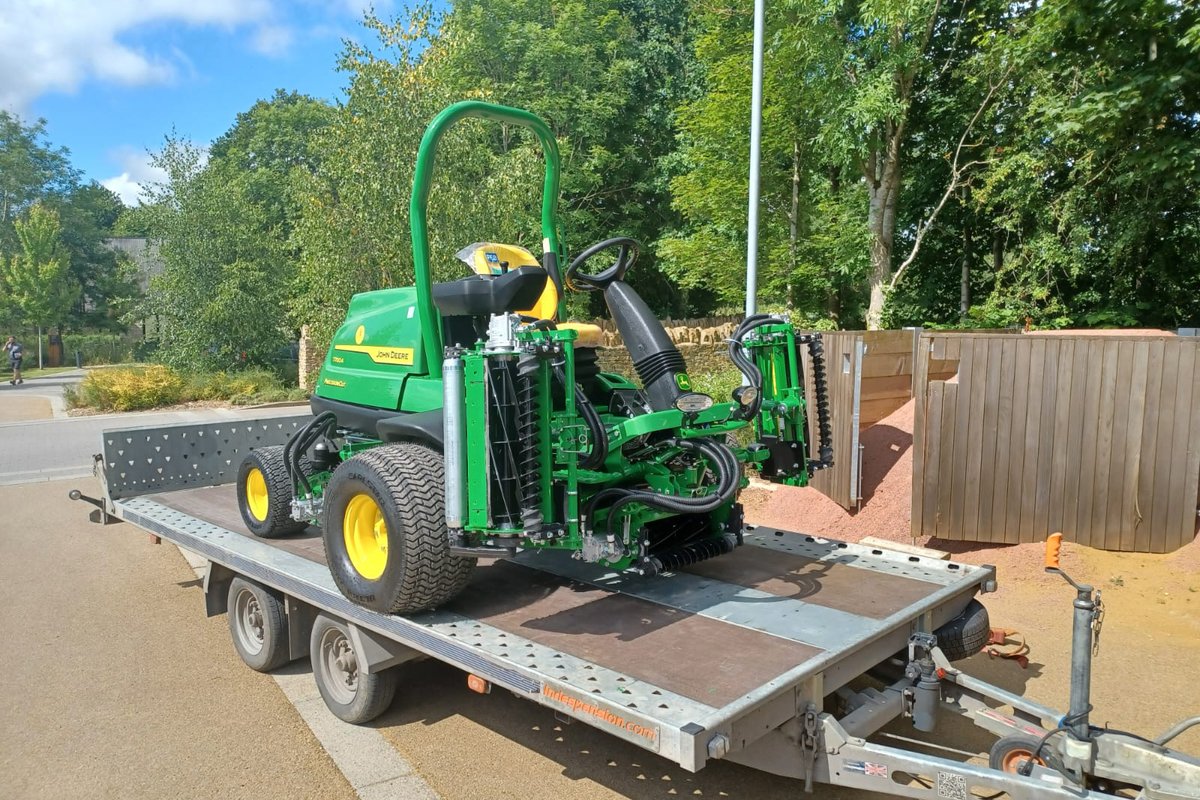 𝗢𝗨𝗧 𝗪𝗜𝗧𝗛 𝗧𝗛𝗘 𝗢𝗟𝗗, 𝗜𝗡 𝗪𝗜𝗧𝗛 𝗧𝗛𝗘 𝗡𝗘𝗪🟢🟡🏌️‍♀️⛳
New John Deere 2750 setup for tees and aprons and a new John Deere 7700A setup for Fairways delivered last week to a HFG Golf Course replacing their old Baroness machines.
#hybrid #golf #golfcourse #fairwaymower