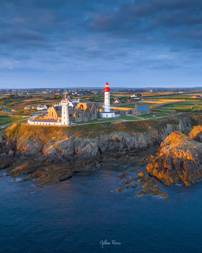 mathieurivrin's tweet image. 𝑩𝑹𝑬𝑻𝑨𝑮𝑵𝑬 - Derniers rayons du soleil à la Pointe Saint-Mathieu

Cette magique lumière chaude de fin de journée vient mettre en valeur les paysages et vient donner du relief aux côtes, des contrastes à la mer comme ici à la Pointe Saint-Mathieu.

Ce moment avec le bruit…