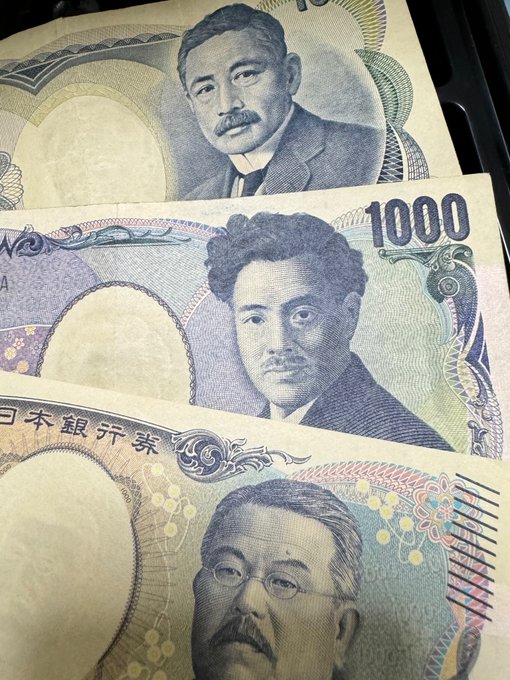 帰宅しました。コミケ楽しかったです。
来てくださった方、手に取っていただいた方、前から応援してくれている方、すべてのお会いした人達に、ありがとう。
画像は新札どころか旧旧千円札が手元に来て「一号、クウガ、ゼロワン」みたいな気分になったので皆さんにシェアーします 