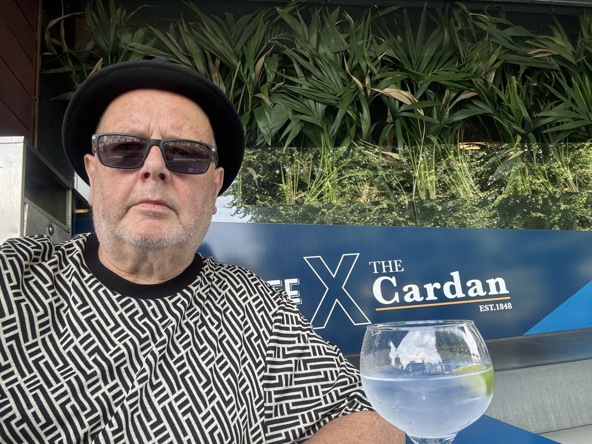 Mr_S_Belfast's tweet image. I blame @Translink_NI putting the train substitute bus stop right beside a pub ✌️😎 #sundaydrinks