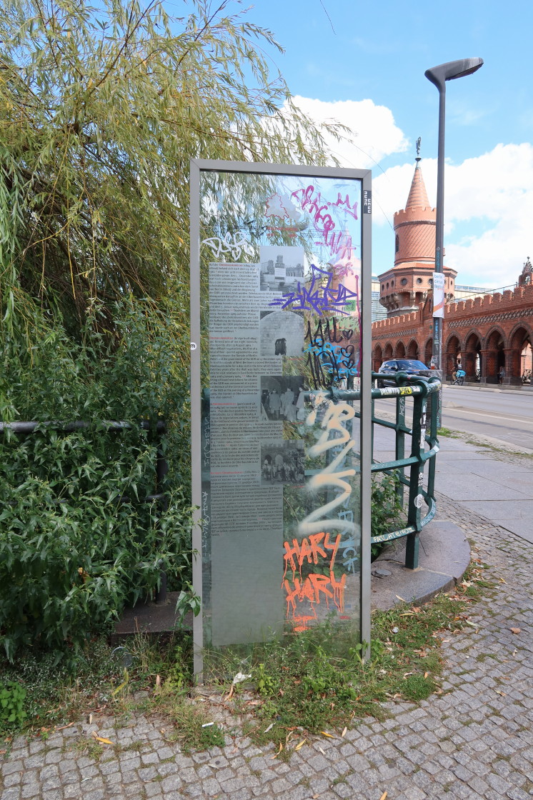 LuisenstadtF's tweet photo. Am 13. August wird das @BA_Xhain dort am May-Ayim-Ufer (Oberbaumbrücke) eine #Gedenkveranstaltung anlässlich des Jahrestages des #Mauerbaus abhalten. Es hat noch 1 Werktag um dort Zustände herzustellen, die ein würdiges #Gedenken ermöglichen. Hinweise zum Zustand dort hat @annika_gerold bzw. ihr Geschäftsbereich mehrere erhalten.